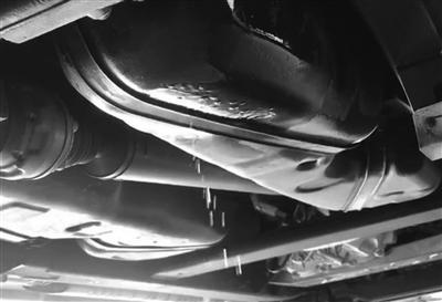 奔驰车加油时发现油箱泄漏