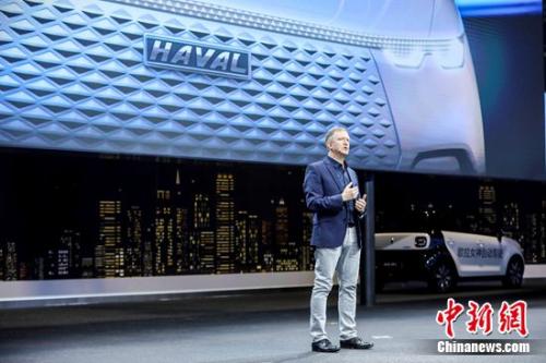 长城全球设计总监兼副总裁菲尔∙西蒙斯现场介绍哈弗 Vision 2025 概念车 长城全球设计总监兼副总裁菲尔∙西蒙斯现场介绍哈弗 Vision 2025 概念车